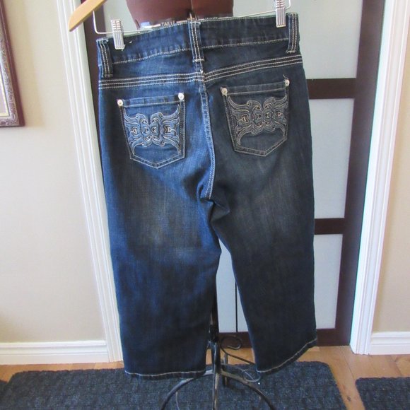 'SUKO JEANS" CAPRI STYLE. SIZE 6. - Picture 2 of 6